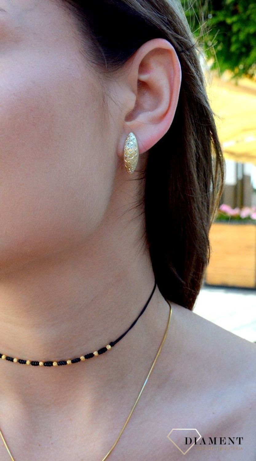 Złote kolczyki zapięcie angielskie KL 1777 333 Kolczyki grawerowane  wykonane z próby złota 333. Kolczyki złote damskie. Kolczyki złote klasyczne. Kolczyki zlote idealne na prezent. Ich kształt jest uniwer.jpg